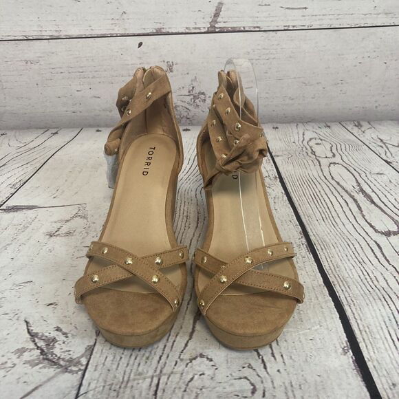 Torrid Sandals Womens 9WW Studded Platform Wedge Tan Beige Open Toe Shoe - Picture 2 of 10